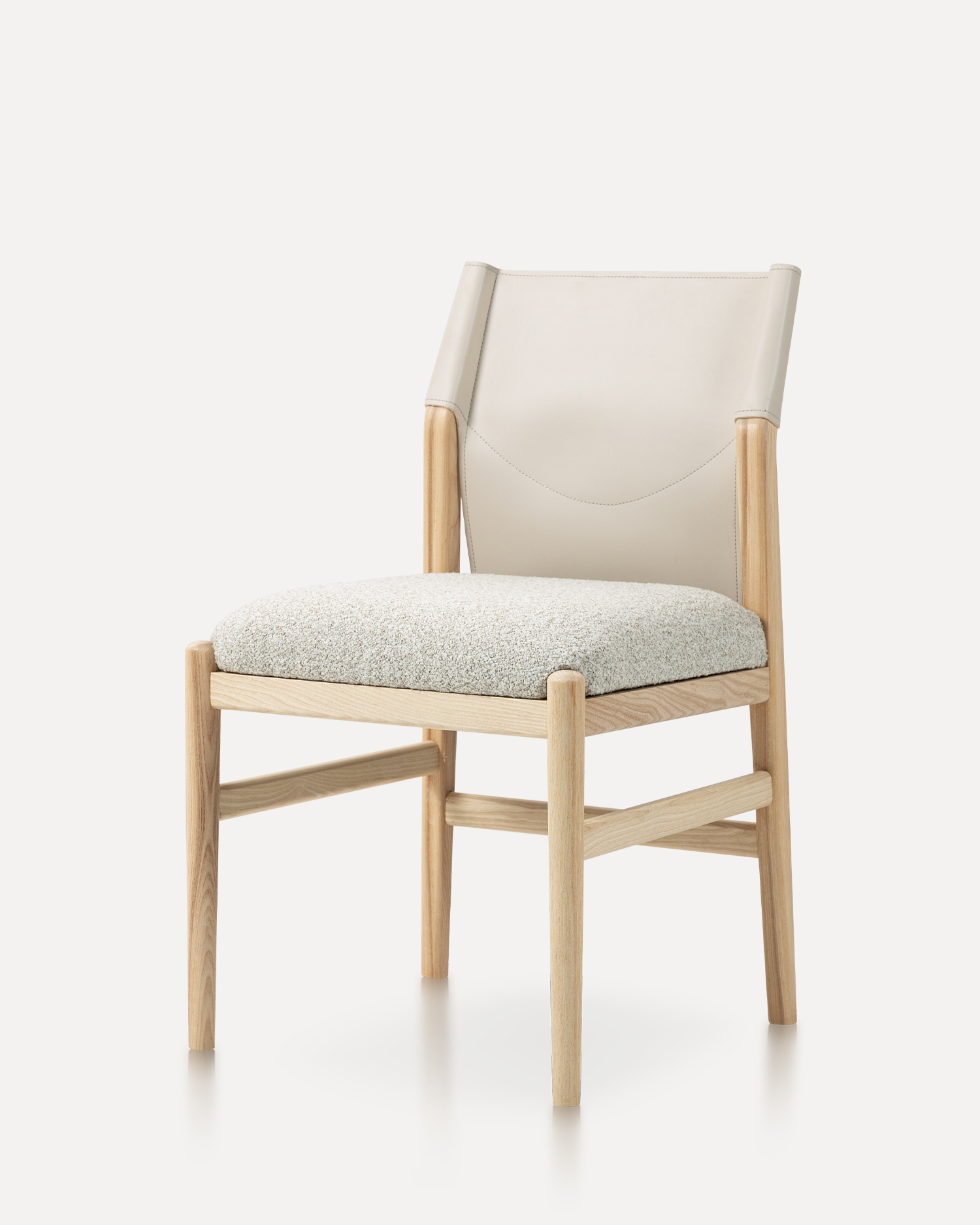 เก้าอี้ไม้หนังอานม้า